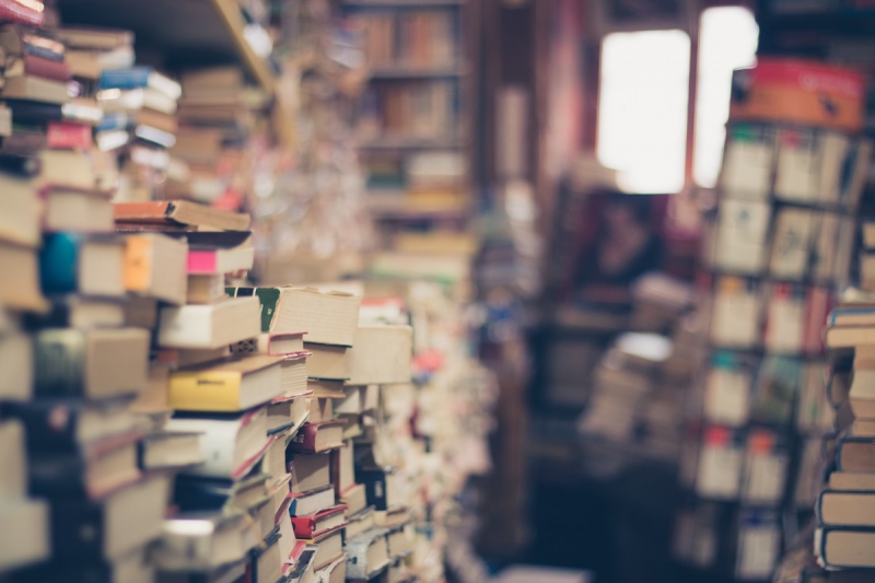 boutique-CANTARON-min_books_stack_book_store_stack_of_books_2nd_hand_retro_hipster_shop-829090