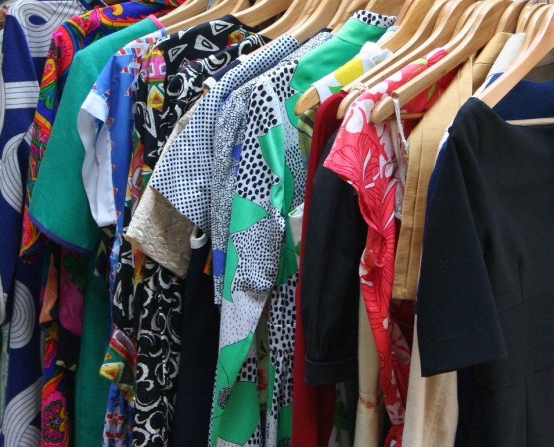 boutique-CANTARON-min_dresses_apparel_clothing_clothes_clothes_hangers_wooden_hangers_retail_shop_closet-1149845